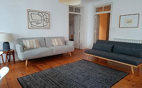 Stunning Apartment Near Chiado
